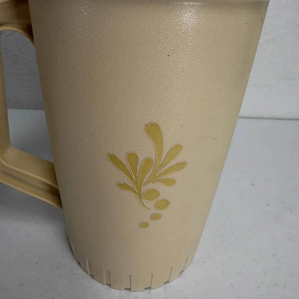 VTG Tupperware 2qt Pitcher 874-7 Push Button Lid Floral Sunburst Almond Beige